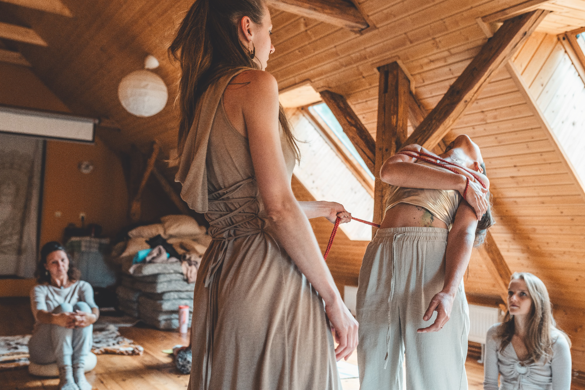 Shibari - denní práce s provazy v podkroví